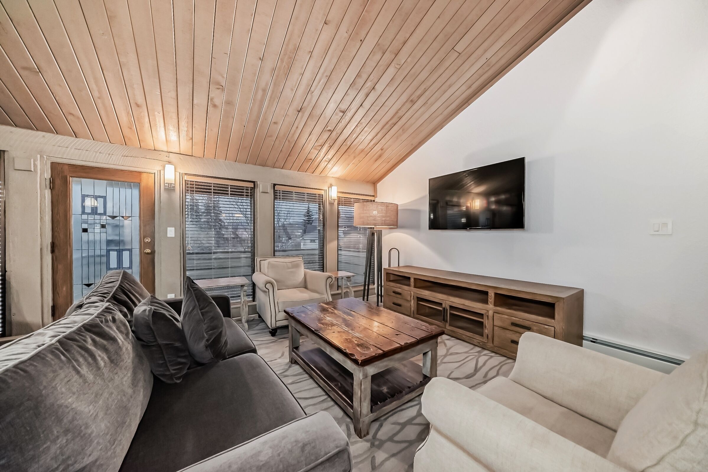 行政复式房, 1 张大床 | 起居区 | 平板电视