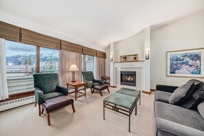 Loftsrom – executive, 1 kingsize-seng, tårn | Oppholdsområde | Flatskjerm-TV