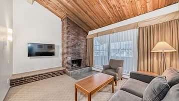 Suite, 2 habitaciones | Área de sala de estar | Televisión de pantalla plana