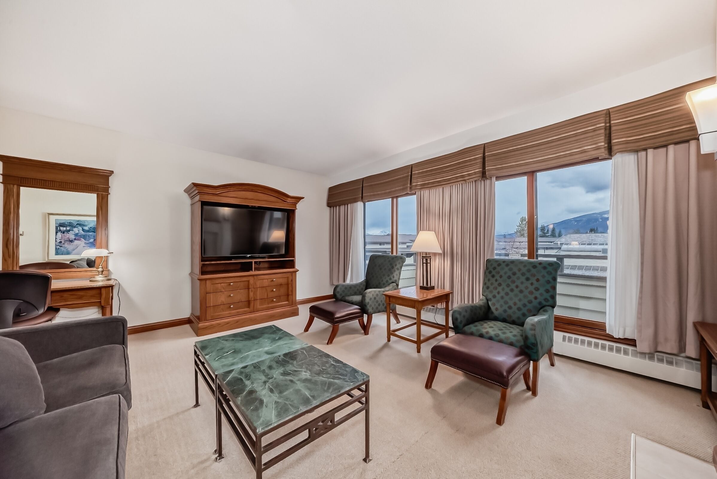 tower suite king | living area | flat-screen tv