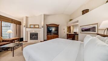 Executive Room, 1 King Bed | In-room safe, iron/ironing board, travel crib, free WiFi