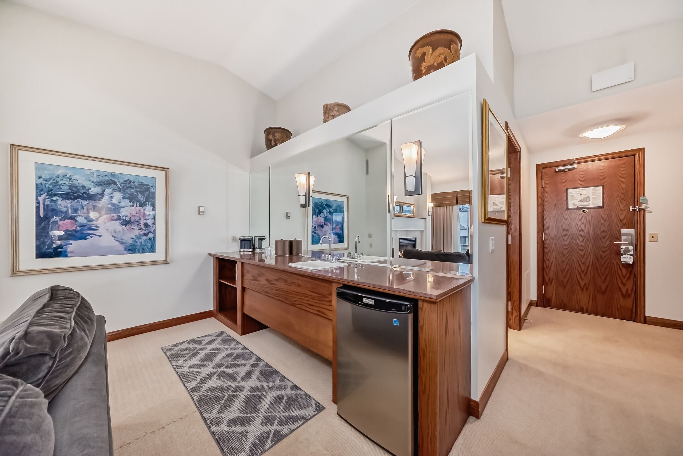 tower suite king | living area | flat-screen tv