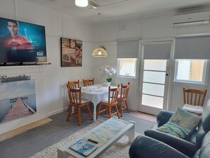 Smart TV, Netflix, DVD player, streaming services