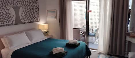 3 bedrooms, iron/ironing board, WiFi (free), bed sheets