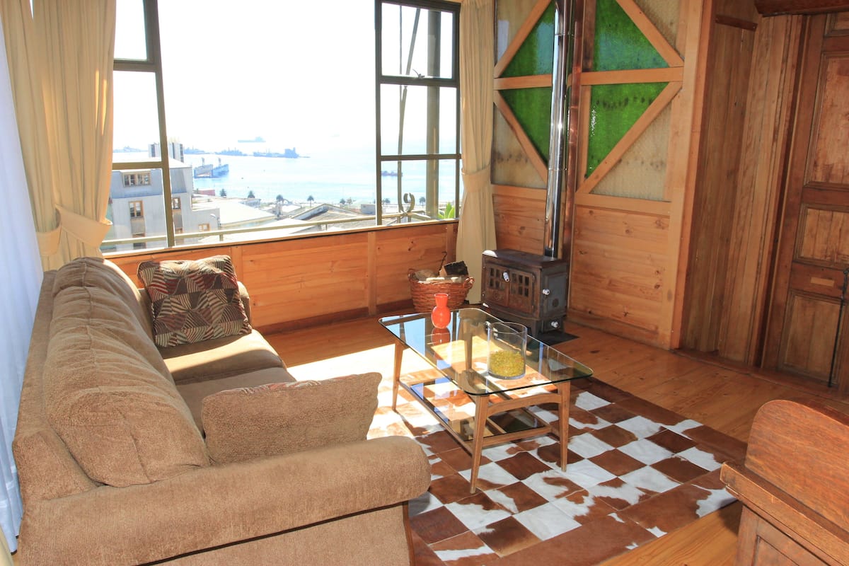 Design Suite, 1 Queen Bed, Non Smoking | Down comforters, blackout drapes, iron/ironing board, free WiFi