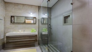 Tina con regadera, tina de hidromasaje, secadora de cabello, bidet 