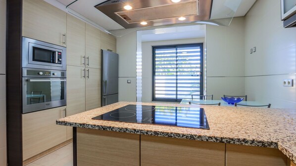 Refrigerador, microondas, horno y parrilla de estufa 