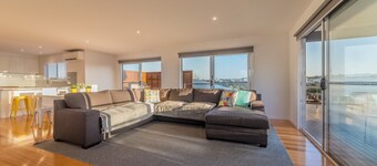 7 Boardwalk Boulevard, Spacious 4 bedroom holiday house.