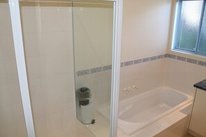 Bathroom - Red Rocks Road, Beach House in Cowes, bring the family! (Cowes)