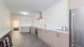 Fridge, microwave, oven, stovetop - Unit 1-83 Thompson Ave, spacious Unit in main Street,  includes linen. (Cowes)