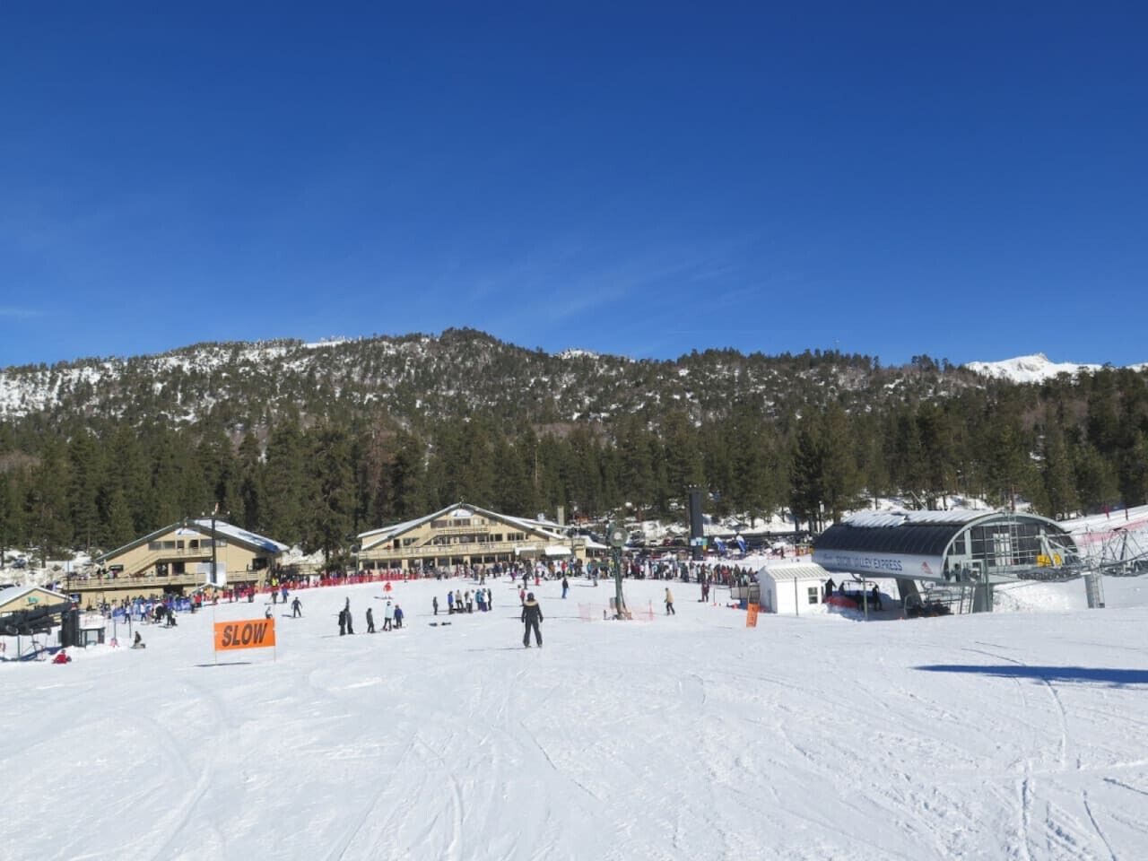 Une station de ski dotée d’un télésiège, de bâtiments et offrant un paysage enneigé.