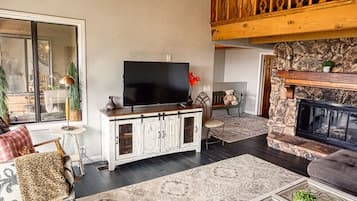 Télévision, cheminée, jeux vidéo, baby-foot