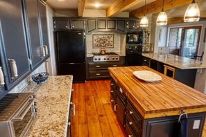 Fridge, microwave, oven, stovetop - The Castle | Majestic Lake View | Soak (Lake Arrowhead)