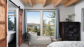 4 soverom, skrivebord, strykejern/-brett og reiseseng for barn