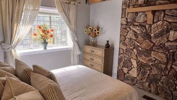 4 bedrooms, desk, iron/ironing board, travel crib