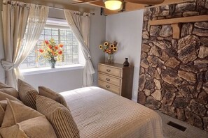 4 bedrooms, desk, iron/ironing board, travel cot - The Castle | Majestic Lake View | Soak (Lake Arrowhead)