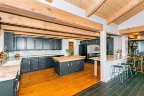 Fridge, microwave, oven, stovetop - The Castle | Majestic Lake View | Soak (Lake Arrowhead)