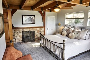 4 bedrooms, desk, iron/ironing board, travel crib