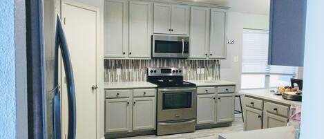 Een koelkast, een microgolfoven, een oven, een kookplaat