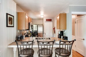 Kjøleskap, mikrobølgeovn, ovn og kokeplater