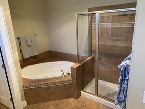 Combined shower/tub, hair dryer, towels, soap - 3 bedrooms with king beds, 2 1/2 bathrooms.  2146 sq ft house in east Medford. (Medford)