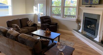 3 bedrooms with king beds, 2 1/2 bathrooms. 2146 sq ft house in east Medford.