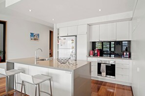 Fridge, microwave, oven, stovetop - The Esplanade, Cscape, Cowes 2nd floor, great position, near the beach! (Cowes)