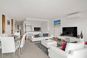 TV - The Esplanade, Cscape, Cowes 2nd floor, great position, near the beach! (Cowes)