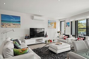 TV - The Esplanade, Cscape, Cowes 2nd floor, great position, near the beach! (Cowes)