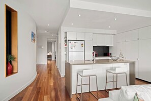 Interior - The Esplanade, Cscape, Cowes 2nd floor, great position, near the beach! (Cowes)