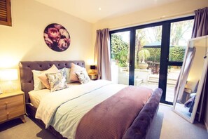 1 bedroom, iron/ironing board, WiFi, bed sheets - A Little Piece of Paradise ~ private suite in secluded garden setting, WIFI etc. (Parnell)