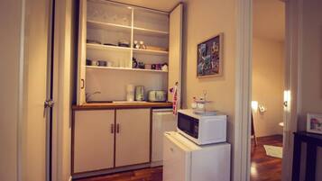 Fridge, microwave, dishwasher, coffee/tea maker