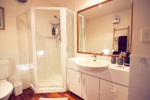 تجهيزات دش، مجففات شعر، مناشف، صابون