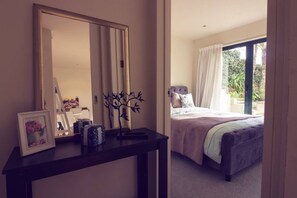 1 bedroom, iron/ironing board, WiFi, bed sheets - A Little Piece of Paradise ~ private suite in secluded garden setting, WIFI etc. (Parnell)
