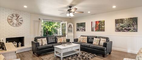 TV connectée, cheminée, lecteur de DVD, baby-foot