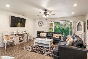 Smart TV, fireplace, DVD player, foosball - Ideal for Large Gatherings! Enjoy all that the Central Coasts offers (Atascadero)