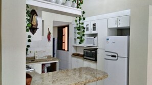 Micro-ondes, four, batterie de cuisine, vaisselle et ustensiles