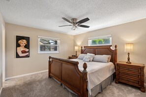 5 bedrooms, desk, iron/ironing board, free WiFi