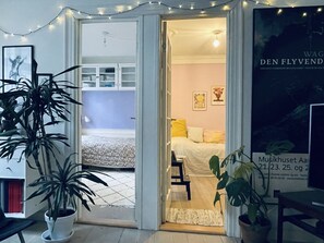 3 chambres, fer et planche à repasser, lit de bébé portatif