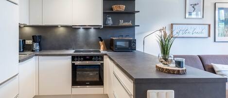 Køleskab, mikrobølgeovn, opvaskemaskine, kaffe-/temaskine