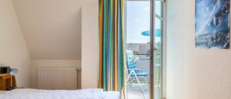 2 bedrooms, travel cot, WiFi, bed sheets