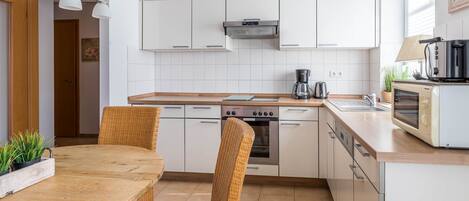 Kylskåp, mikrovågsugn, diskmaskin och kaffe- och tebryggare