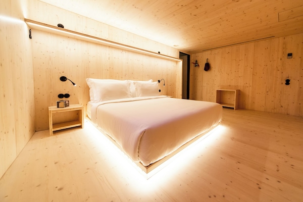 Habitación doble Deluxe | Tabla de planchar con plancha, wifi gratis y ropa de cama