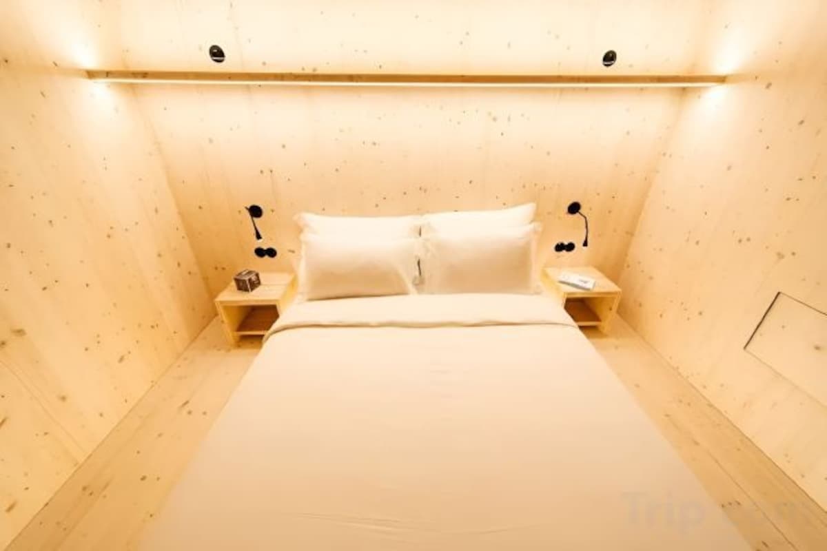 Tabla de planchar con plancha, wifi gratis y ropa de cama