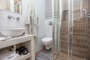 Een haardroger, badjassen, handdoeken, shampoo