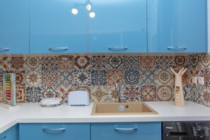 Frigorifero, microonde, forno, piano cottura