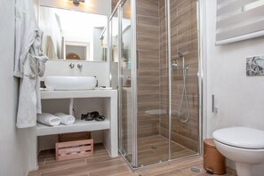 Asciugacapelli, accappatoio, asciugamani, shampoo