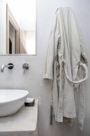 Sèche-cheveux, peignoirs, serviettes fournies, shampoing