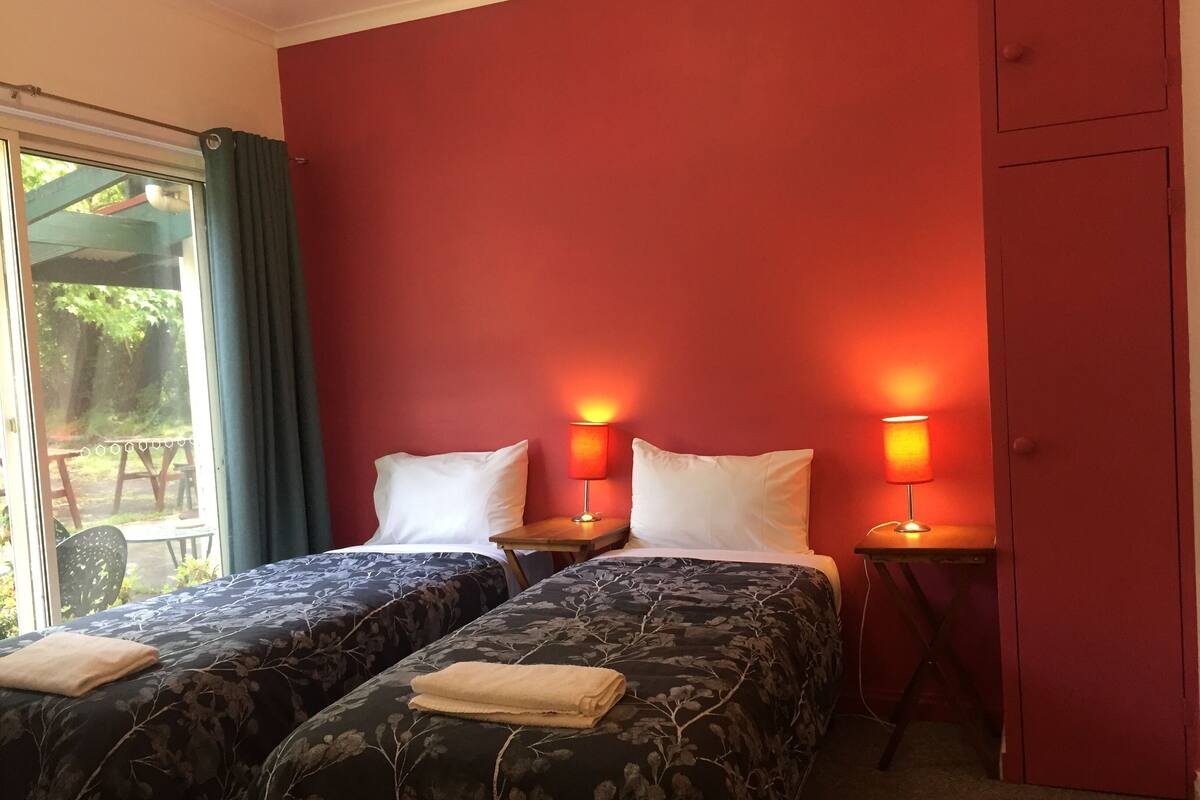Chambre Standard avec lits jumeaux | Accès au Wi-Fi (inclus), literie fournie