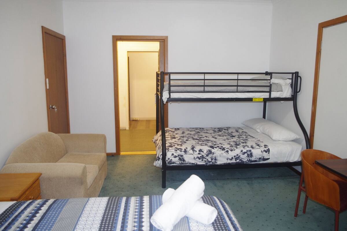 Chambre familiale double ou avec lits jumeaux | Accès au Wi-Fi (inclus), literie fournie